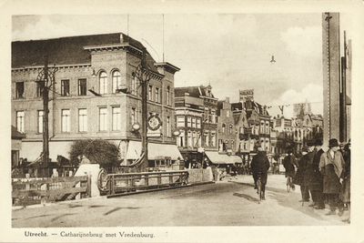2868 Gezicht op een gedeelte van de Catharijnebrug over de Stadsbuitengracht te Utrecht met de voorgevels van enkele ...